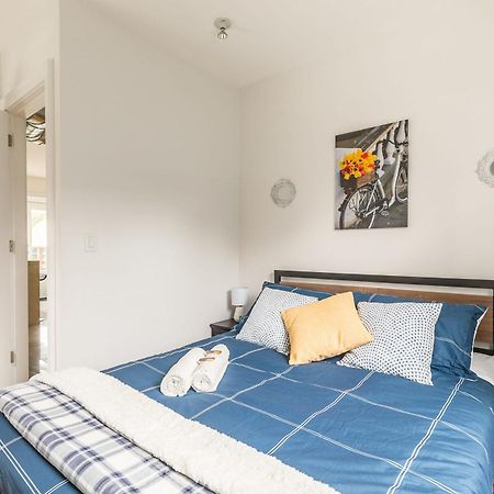 טורונטו Modern 2 Bedroom Condo - Heart Of Leslieville מראה חיצוני תמונה