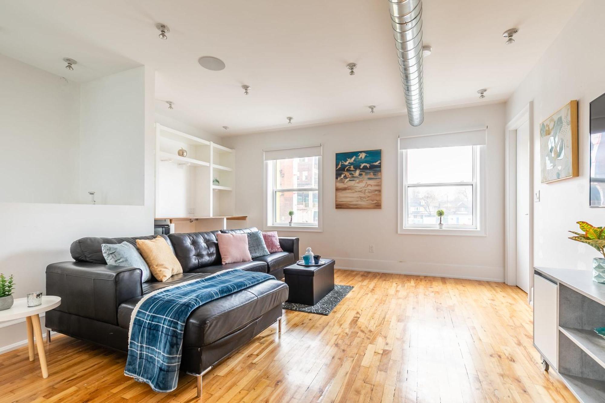 טורונטו Modern 2 Bedroom Condo - Heart Of Leslieville מראה חיצוני תמונה