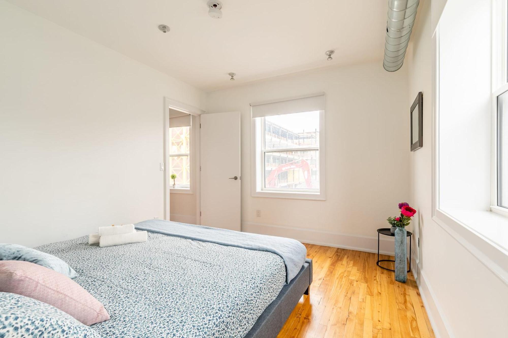 טורונטו Modern 2 Bedroom Condo - Heart Of Leslieville מראה חיצוני תמונה