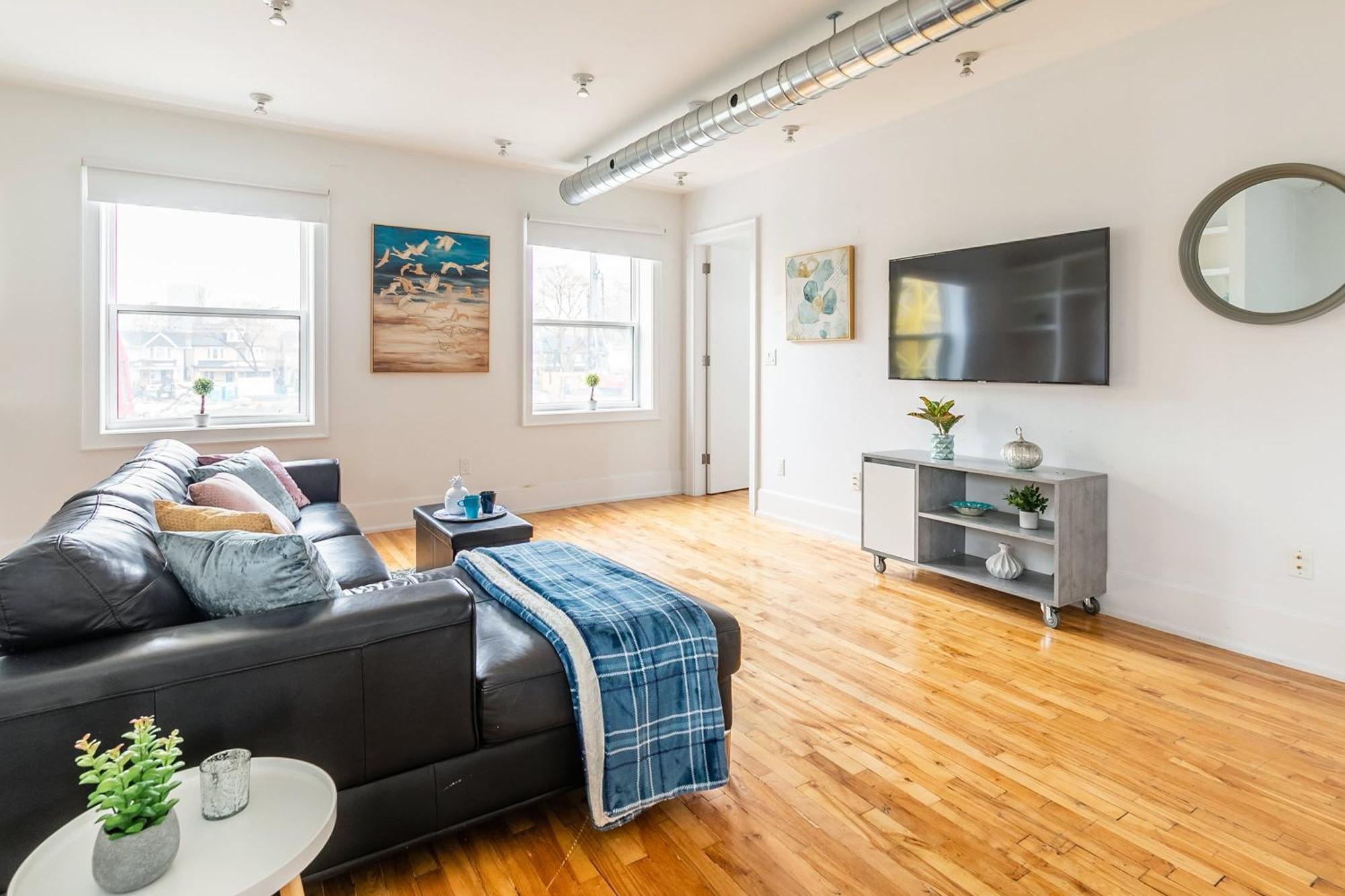 טורונטו Modern 2 Bedroom Condo - Heart Of Leslieville מראה חיצוני תמונה