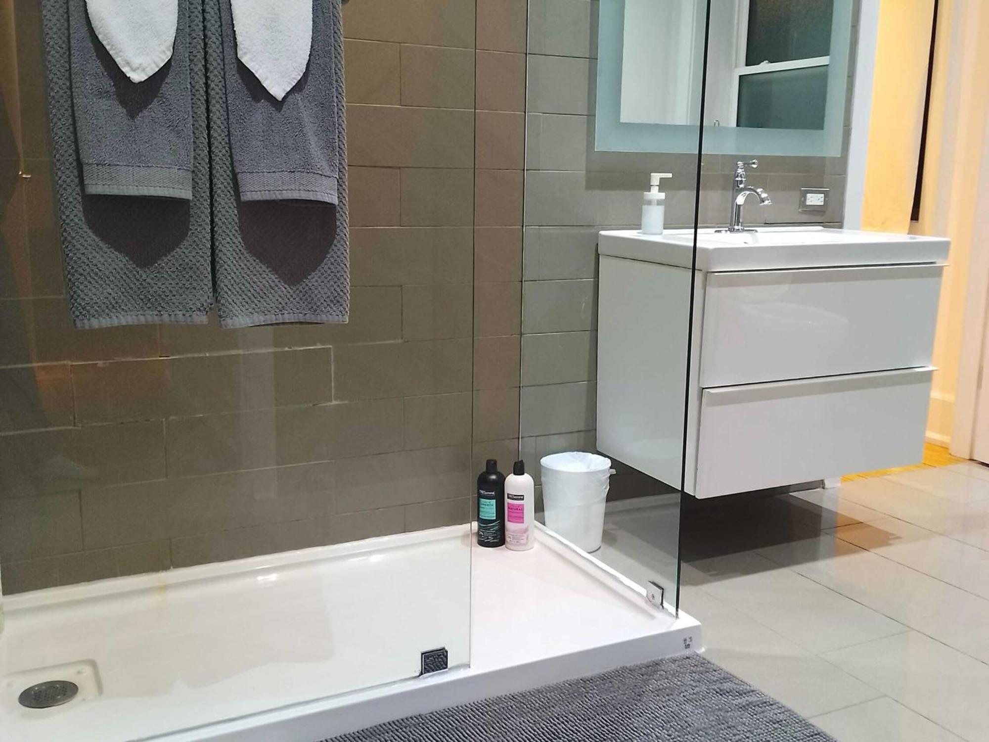 טורונטו Modern 2 Bedroom Condo - Heart Of Leslieville מראה חיצוני תמונה